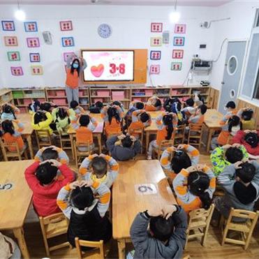(儿童礼仪教育教什么)儿童教育重要性：咱们从小讲礼貌歌曲，培养孩子终身受益。