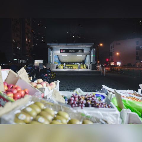 针对新手玩家的全方位攻略：如何快速掌握并玩转小小夜市游戏中的商业策略和交易技巧?