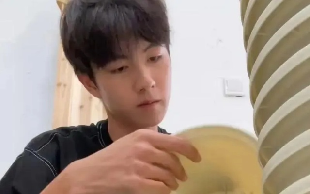 (赵一博长什么样子)赵一博改简介了，网友热议他的新形象和未来发展方向