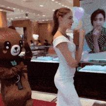 我的合租女室友是不是太过张扬和浮夸，让我无法忍受她的举止和言行？