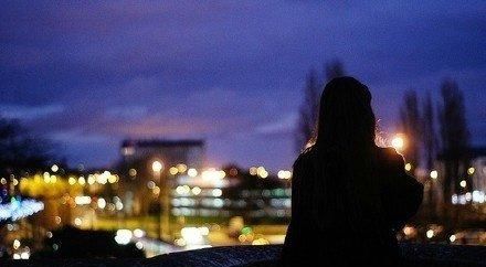 深入解析《甜了个蜜》歌曲歌词：从浅显诗行中揭示青春爱情的甜蜜与苦涩