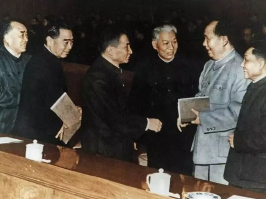 新中国建立：毛泽东、周恩来和朱德三位英雄的不朽传奇