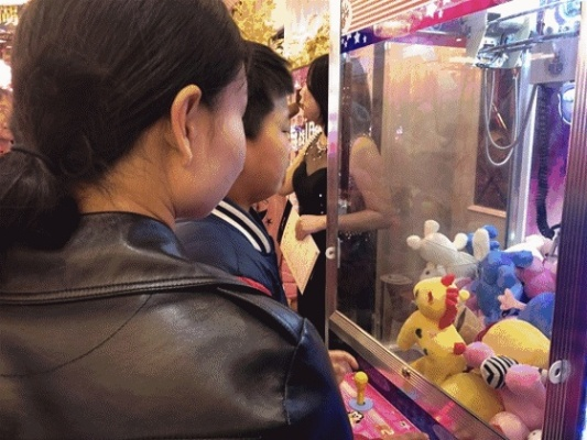 挑战你的反应速度！一起玩抓娃娃跑酷，共同体验乐趣无穷的街头冒险！