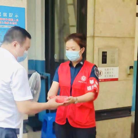 (小米送汽水)小米免费矿泉水竟被转卖至二手平台：消费者权益受损待解