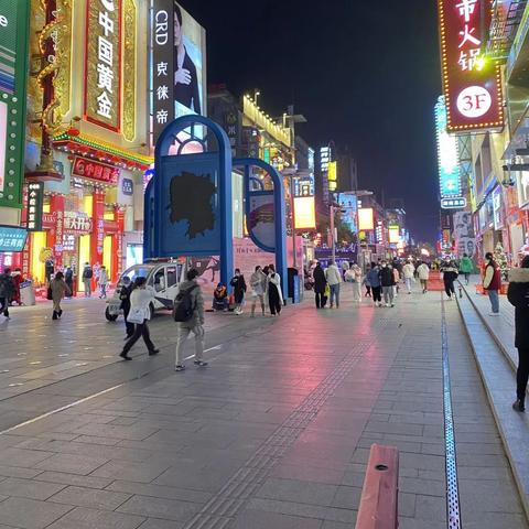 四组数据揭示消费市场回升向好之势：消费升级与科技革新驱动线上线下融合新模式
