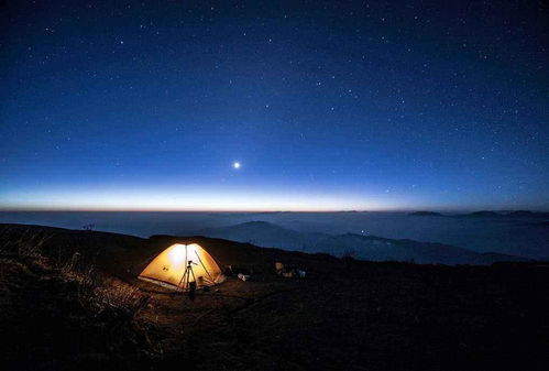 (漆黑的夜空布满了星星改为比喻句)在漆黑的夜空中，璀璨如星河的头像图片闪耀夺目