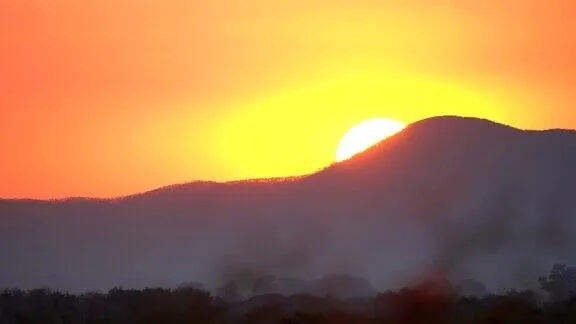 (夕阳落山时的景色描写过程)夕阳西下，照耀在落日山丘上的壮丽风景