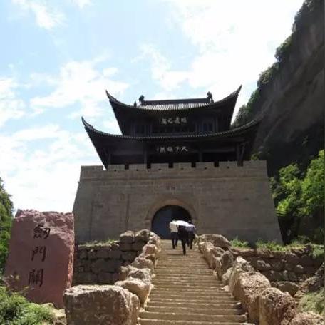 穿越三国，婴儿主角武力逆天，如何在历史洪流中逆转命运与荣耀？