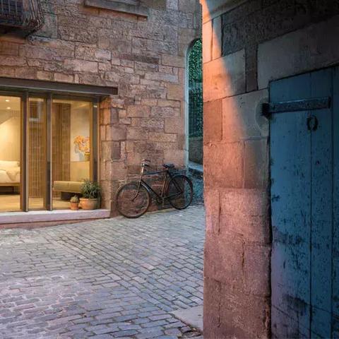 (炙热是什么装备)探索炙热铁匠工坊：打造武器的刺激游戏体验